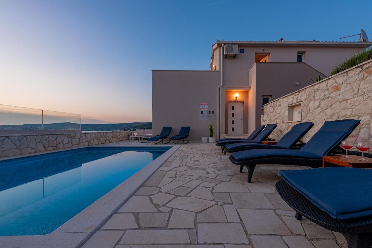 Villa Mona Apartments Razanj Bagian luar foto