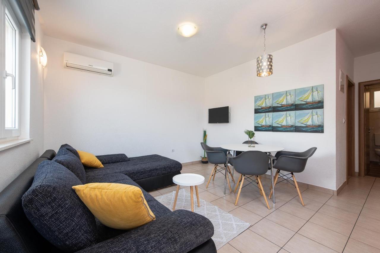 Villa Mona Apartments Razanj Bagian luar foto
