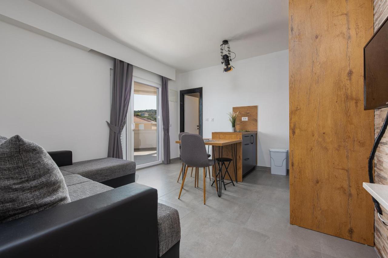 Villa Mona Apartments Razanj Bagian luar foto